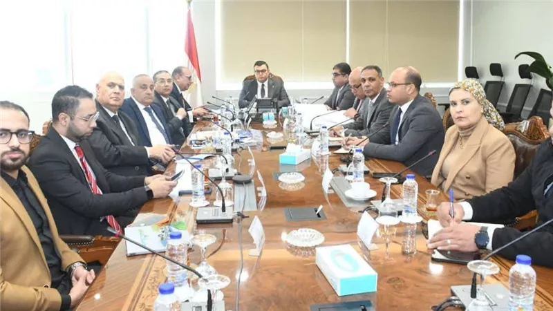 وزير الإسكان يبحث تطوير منظومة النقل الداخلي بعددٍ من المدن الجديدة