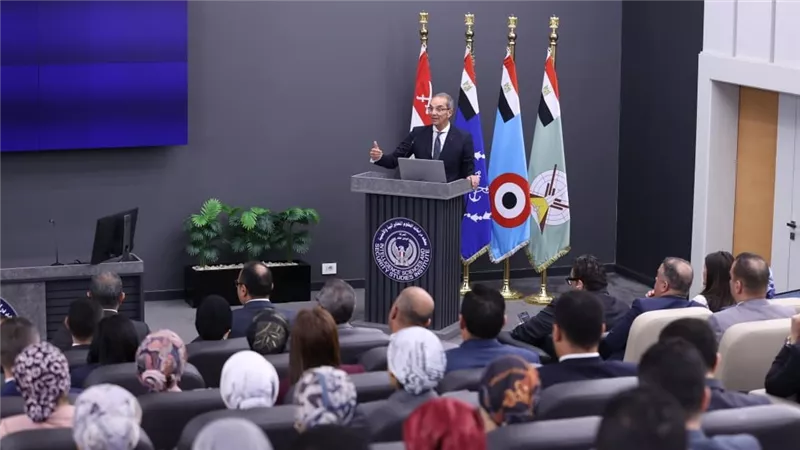 وزير الاتصالات  يلتقي ملحقي الدفاع المرشحين للعمل بالسفارات المصرية بالخارج