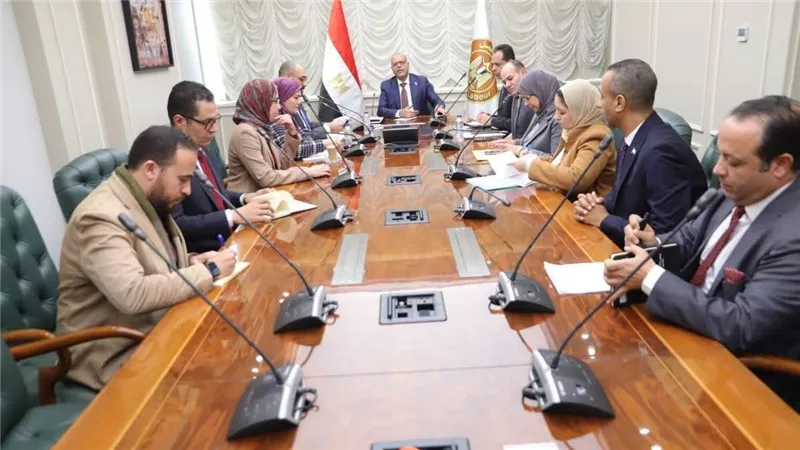 وزير العمل يبحث مع 
