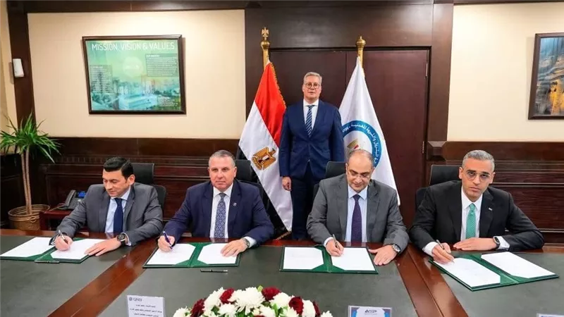 وزير البترول يشهد توقيع عقد تمويل مجمع إنتاج السيليكون المعدني بالعلمين الجديدة