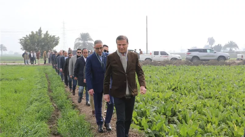وزير الزراعة ومحافظ الفيوم يتفقدان زراعات القمح ومجمع الخدمات الزراعية بإطسا