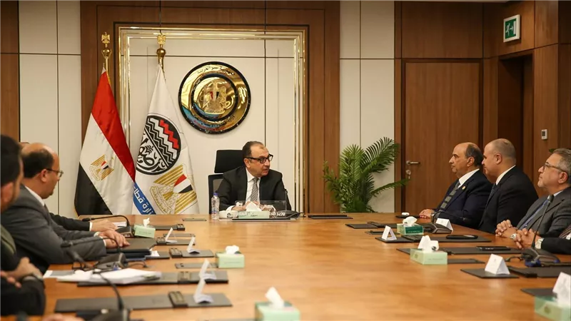 وزير قطاع الأعمال يشهد توقيع عقد شراء طاقة نظيفة لمصنع أسمنت النهضة بقنا