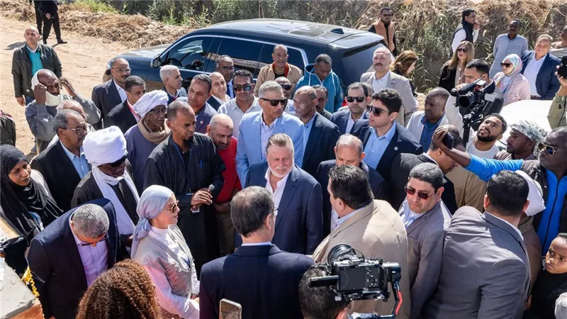 محافظ المركزي  ووزير الزراعة يتفقدان عدد من القرى المستفيدة من مشروع دعم صغار المزارعين بمحافظة أسوان