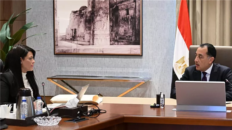 رئيس الوزراء يلتقي وزيرة التخطيط لمتابعة برنامج تنفيذ السردية الوطنية