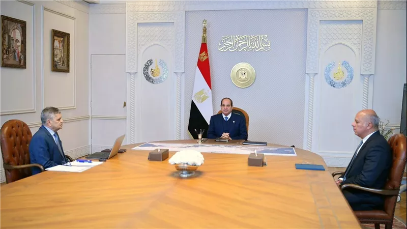 الرئيس السيسي يتابع تحسن حركة الملاحة وتطوير الترسانة البحرية بقناة السويس
