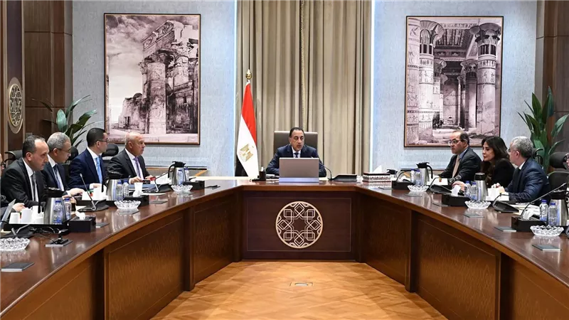رئيس الوزراء يعقد اجتماعاً لبحث فرص توطين صناعة السيارات وزيادة تنافسية المناطق الحرة