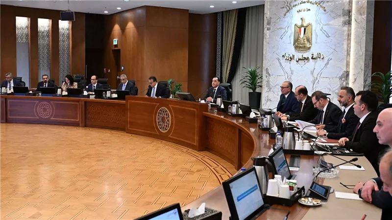 رئيس الوزراء يبحث مع رئيس «بوينج» الأمريكية تعزيز الشراكة
