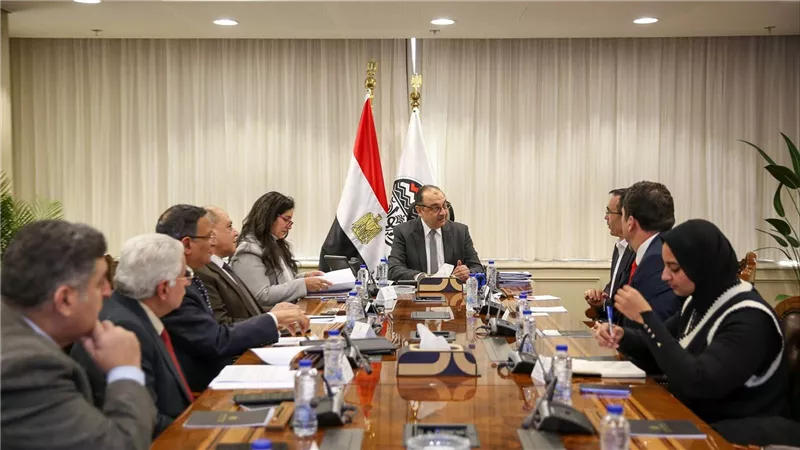 وزير قطاع الأعمال العام يبحث مع مستثمرين أتراك في صناعة الملابس