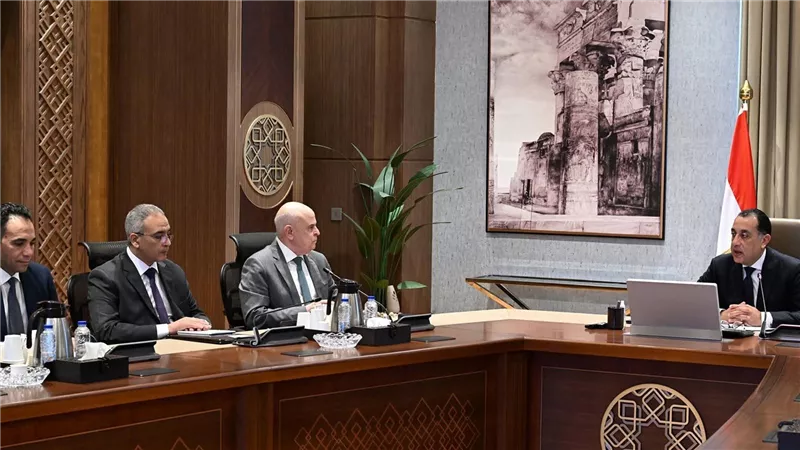 رئيس الوزراء يتابع الموقف التنفيذي لأعمال المرحلة الأولى من المبادرة الرئاسية 