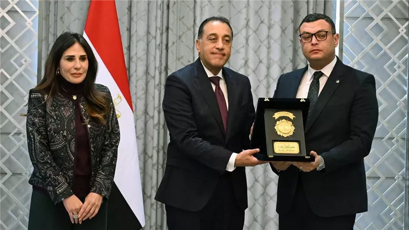 مدبولي يكرم الوزراء السابقين ويشدد على استكمال مسيرة الإنجازات لخدمة المواطن