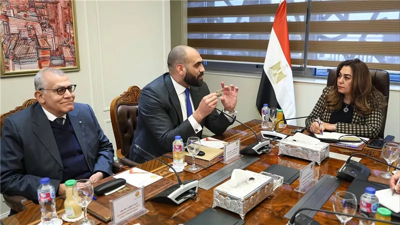 تبسيط إجراءات تراخيص المحال العامة على المواطنين وتقديم تخفيضات في دفع الرسوم لتشجيع أصحاب المحلات