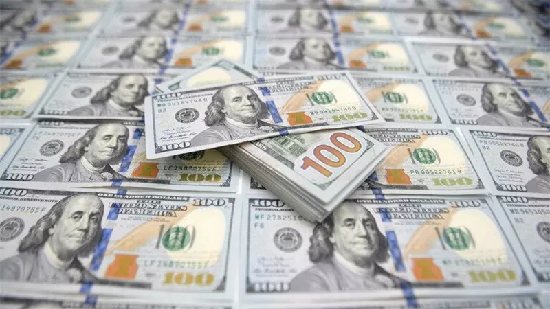 الدولار يتراجع بشكل طفيف أمام الجنيه فى منتصف تعاملات اليوم