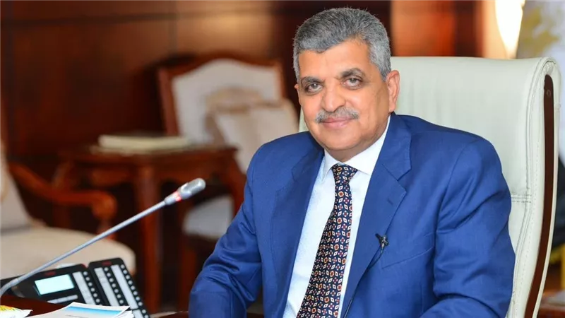 الفريق أسامة ربيع: الملاحة بقناة السويس منتظمة والعبور اليوم 56 سفينة بحمولات 2.6 مليون طن