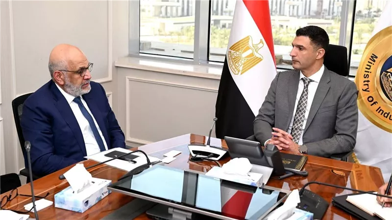 وزير الصناعة يبحث مع المدير التنفيذي لمجموعة الدول العربية بـ البنك الدولي تعزيز التعاون في تطوير المناطق الصناعية