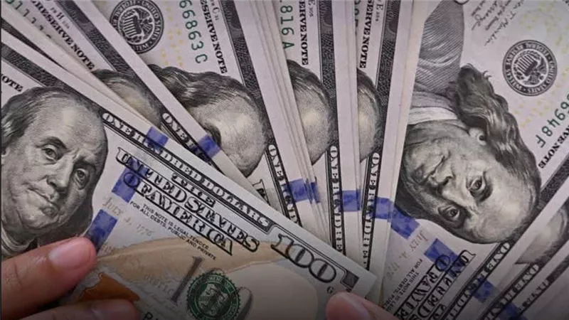 ارتفاع الدولار وسط مخاوف من تداعيات أسعار النفط القياسية على الاقتصاد العالمي
