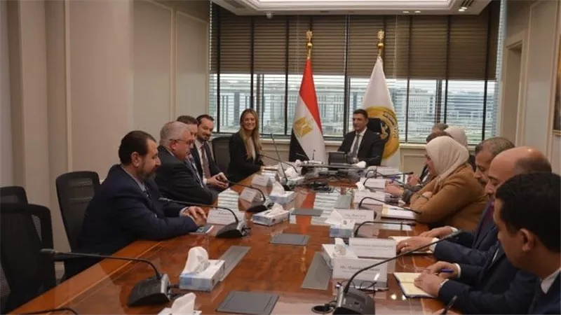 وزير الصناعة يبحث مع «مرسيدس-بنز إيجيبت» توطين صناعة السيارات في مصر