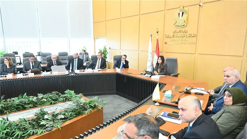 وزيرة الإسكان تتابع الموقف التنفيذي لمشروعات الإسكان باجتماع موسع