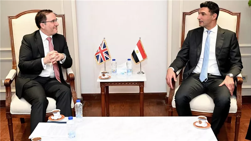 وزير الصناعة يبحث مع سفير المملكة المتحدة تعزيز التعاون الصناعي وزيادة الاستثمارات