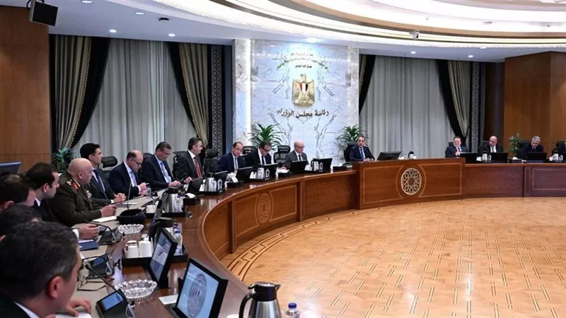 مدبولي يعلن إجراءات لترشيد استهلاك الوقود ويطبق العمل عن بُعد أسبوعيًا