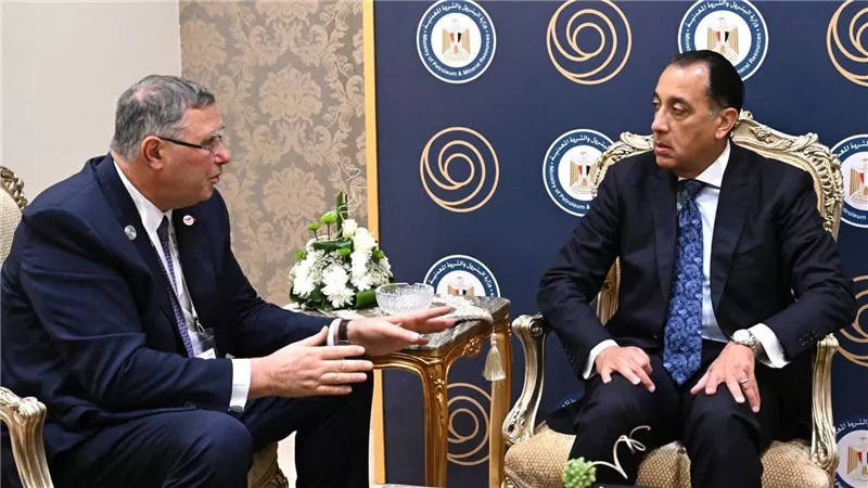 مدبولي يلتقي رئيس “توتال إنرجيز” على هامش مؤتمر إيجبس 2026 لتعزيز الاستثمار في الطاقة