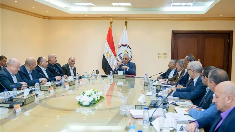 وزير الإنتاج الحربي يوجه بتفويض الصلاحيات وترشيد الكهرباء لتحسين الأداء