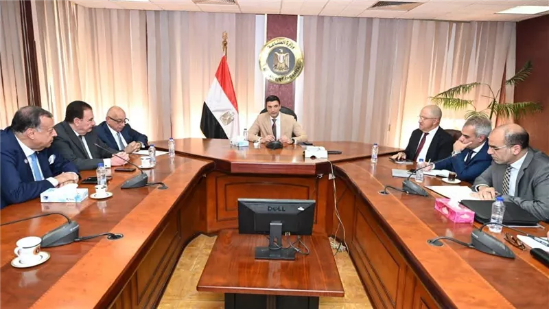 وزير الصناعة يبحث مع اتحاد الصناعات المصرية وممثلي غرفة البترول والتعدين سبل تعظيم الاستفادة من الخامات التعدينية