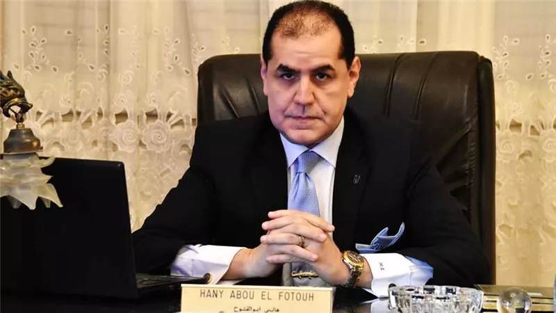 ضغوط تضخمية وخروج استثمارات يضعان “المركزي” أمام خيار التثبيت