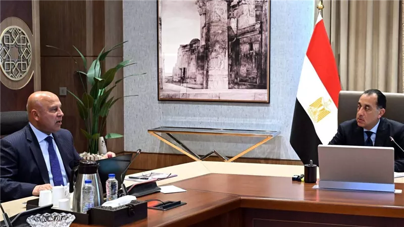 رئيس الوزراء يتابع مع وزير النقل ملفات تطوير القطاع والبنية التحتية