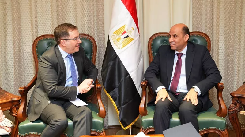 وزير العمل يلتقي سفير المملكة المتحدة لبحث تعزيز التعاون في التدريب المهني وتشغيل الشباب وتمكين المرأة