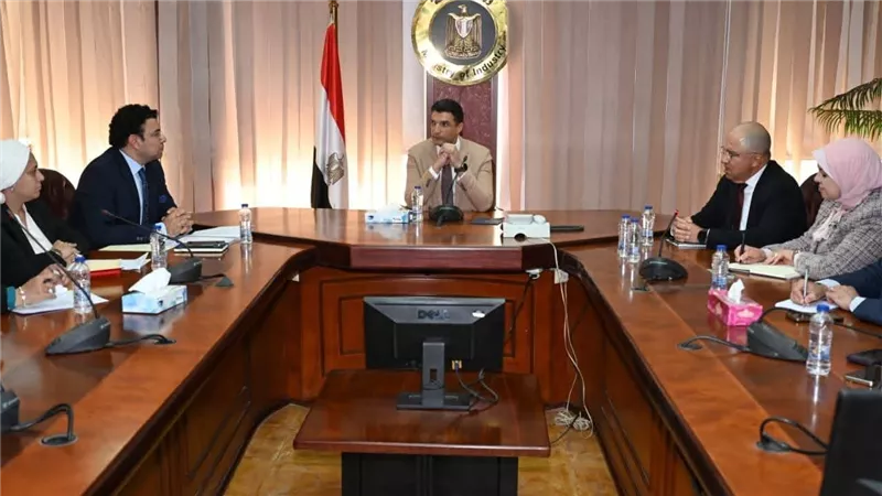 وزير الصناعة يبحث مع اتحاد الصناعات المصرية وغرفة صناعة الحرف اليدوية سبل النهوض بالصناعات الحرفية والتراثية