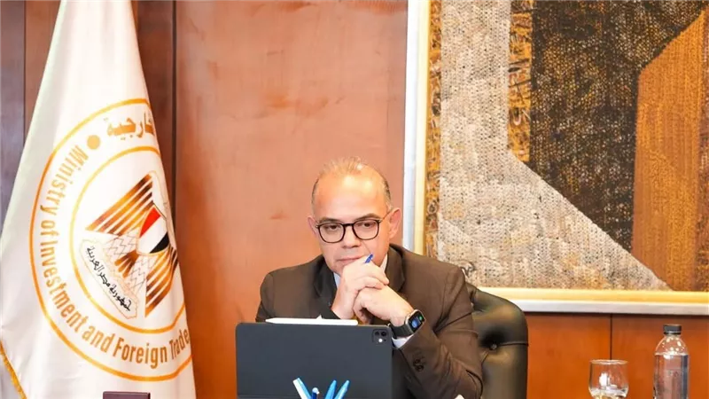 وزير الاستثمار والتجارة الخارجية يبحث مع وزير التجارة البريطاني تعزيز التعاون الاقتصادي ودفع الاستثمارات 