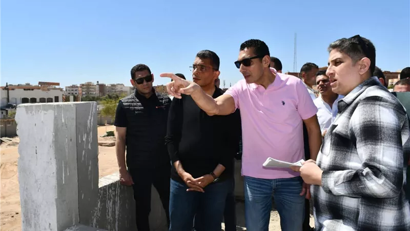 وزير الشباب ومحافظ البحر الأحمر يتفقدان تطوير معسكر الشباب 