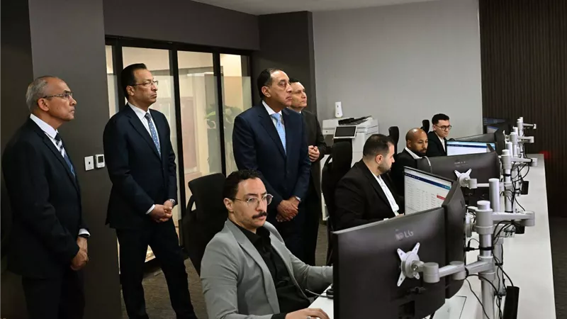 رئيس الوزراء يتفقد مركز التحكم والسيطرة والدعم الفني بالعاصمة الجديدة