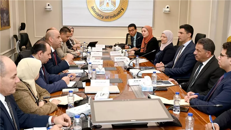 وزيرا الصناعة والعمل يبحثان سبل تعزيز التكامل والتعاون بين الوزارتين في المجالات المشتركة