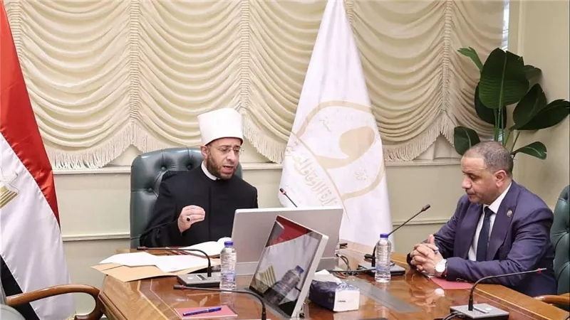 وزير الأوقاف يناقش خطط تعظيم عوائد الوقف وتطوير آليات الاستثمار لدى هيئة الأوقاف