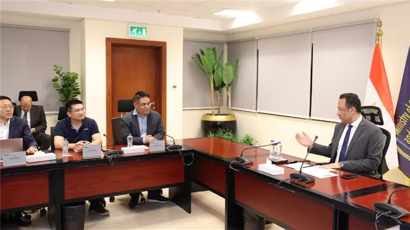 وزير الاتصالات يبحث مع شركة هونر HONOR  خططها المستقبلية لتصنيع الهواتف  الذكية