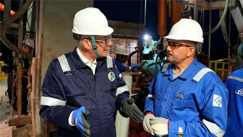 وزير البترول والثروة المعدنية يتفقد العمل بالوردية الليلية ويبيت مع العاملين على الحفار EDC 73