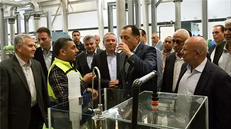 رئيس الوزراء يتفقد محطة تحلية مياه البحر بمدينة العريش