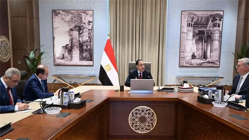 رئيس الوزراء يتابع مع وزيري المالية والبترول عددًا من ملفات العمل المشترك