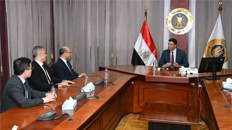 وزير الصناعة يبحث مع مجموعة صافولا خططها التوسعية في مصر
