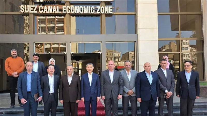 اقتصادية قناة السويس تستقبل السفير الصيني لبحث فرص الاستثمار بالموانئ والمناطق الصناعية وتعزيز التعاون الثنائي