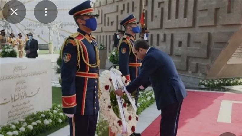 الرئيس السيسي يضع إكليل زهور على النصب التذكاري لشهداء القوات المسلحة في ذكرى تحرير سيناء