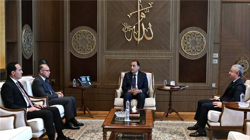 رئيس الوزراء يُصدر قرارين بتعيين الدكتور محمد عوض رئيسًا تنفيذيًا للهيئة العامة للاستثمار والمناطق الحرة