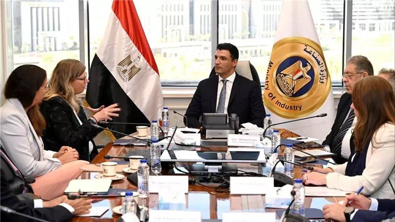 وزير الصناعة يبحث مع فولكس فاجن التوسع في تصنيع السيارات بمصر