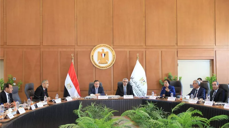 وزير التعليم العالي يوجه باستعداد الجامعات للامتحانات وتعزيز الشراكة مع الصناعة والصحة والجامعات الدولية