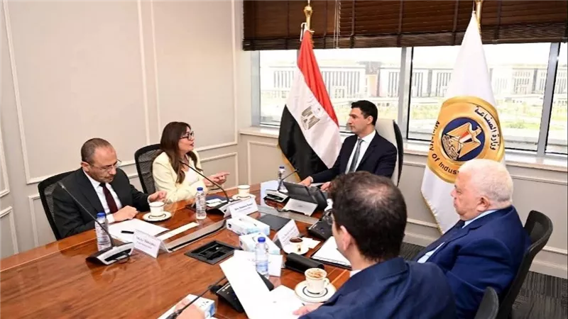 وزير الصناعة: إلزام المصانع الجديدة بتوفير 25% من احتياجات الكهرباء عبر الطاقة الشمسية