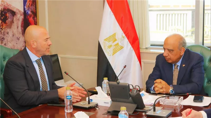 وزير الكهرباء والطاقة المتجددة يبحث مع مجموعة 