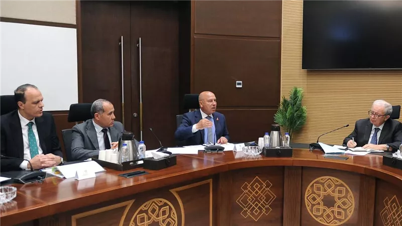 نائب رئيس الوزراء للشئون الاقتصادية يستعرض مع وزير النقل الموقف التنفيذي لشبكة القطار الكهربائي السريع