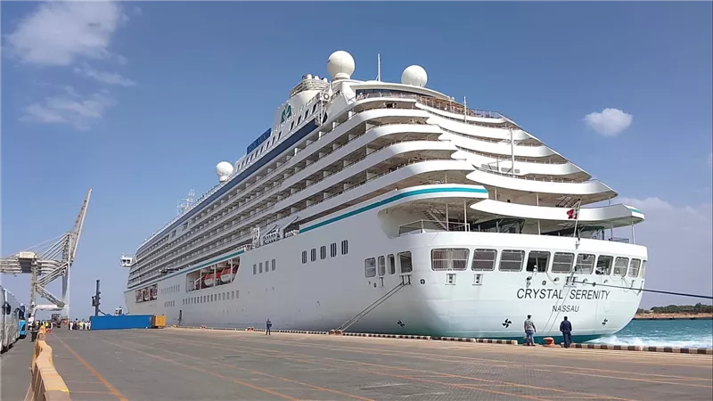ميناء السخنة التابع لاقتصادية قناة السويس يستقبل السفينة (CRYSTAL SERENITY) بحمولة 1100 فرد