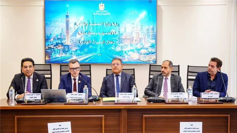 وزير التخطيط أمام 